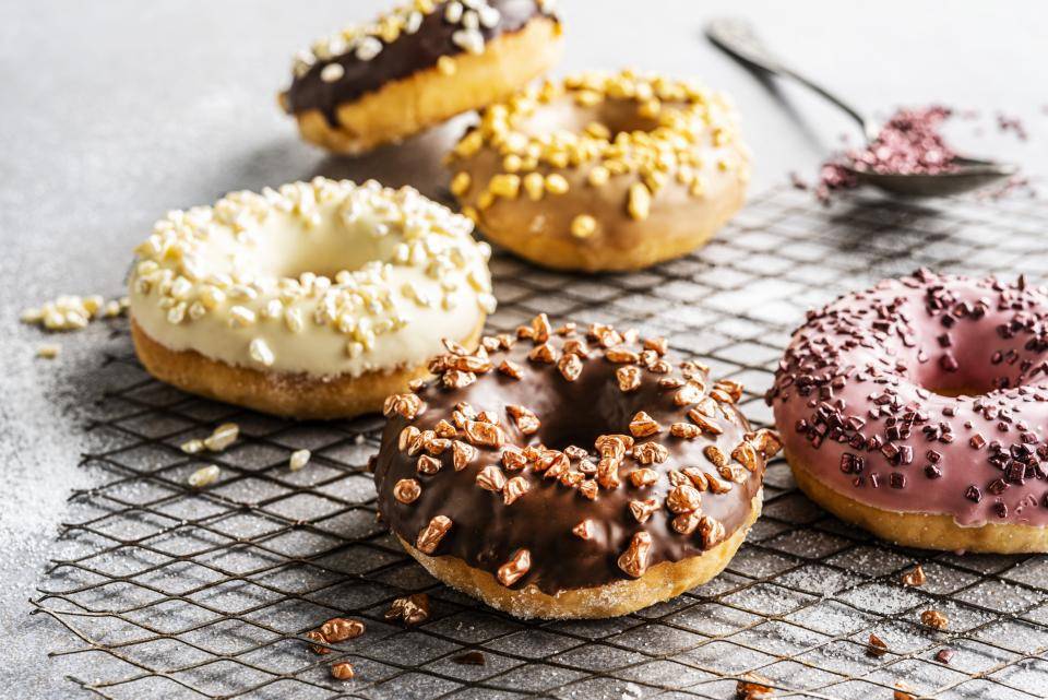 Pączki, faworki - wypieki z ciasta drożdżowego
