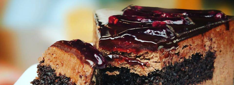 bolo-de-chocolate-amargo-cobertura-fruta