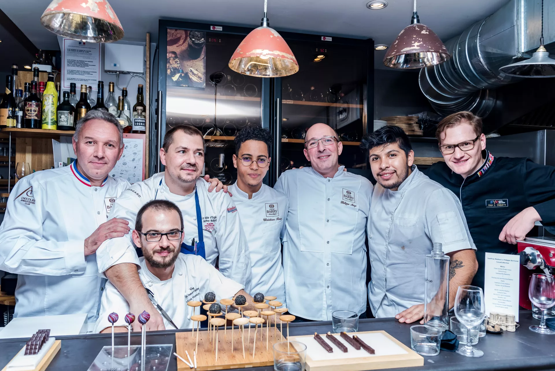 Un Chef Du Restaurant Utilise Une Tablette Pour Demander Des Produits D' épicerie