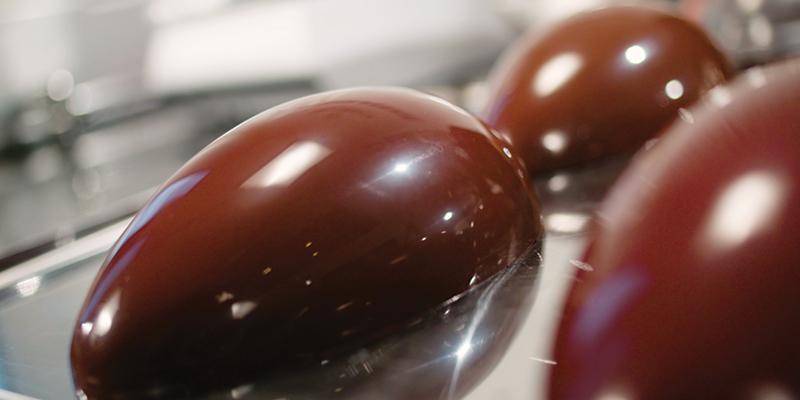 Callebaut Chocolate Utilisation du pistolet pour des chocolats moulés brillants et colorés