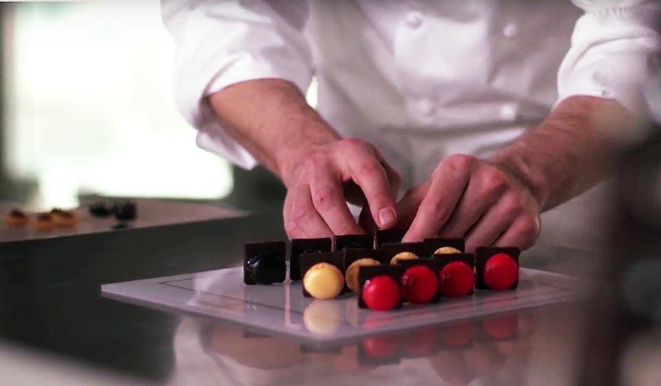 Ecco come i macarooons ispirano Patrick e Alexandre nel creare i cioccolatini belga.