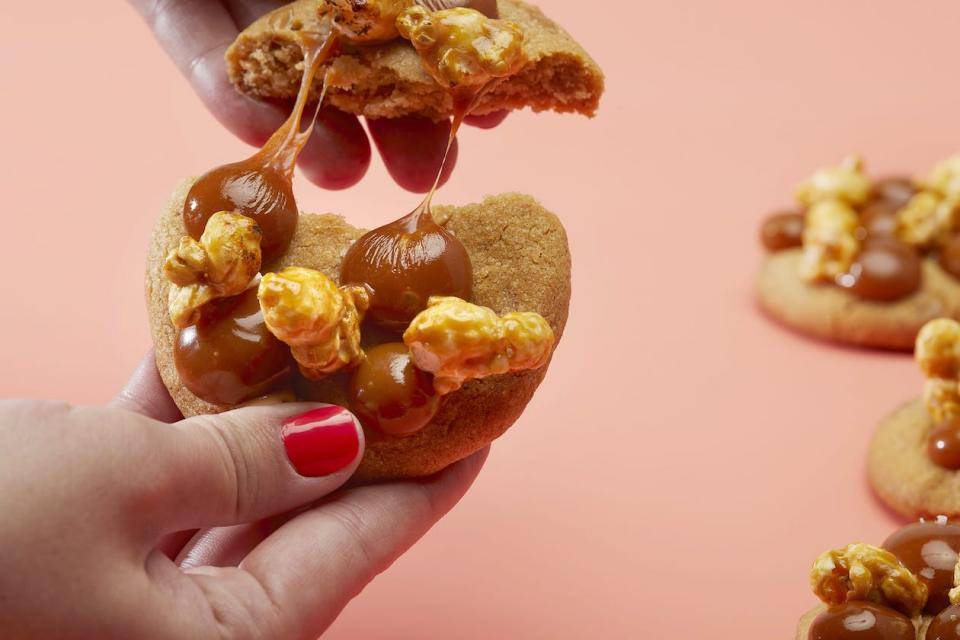 Cookies with Gooey Caramel