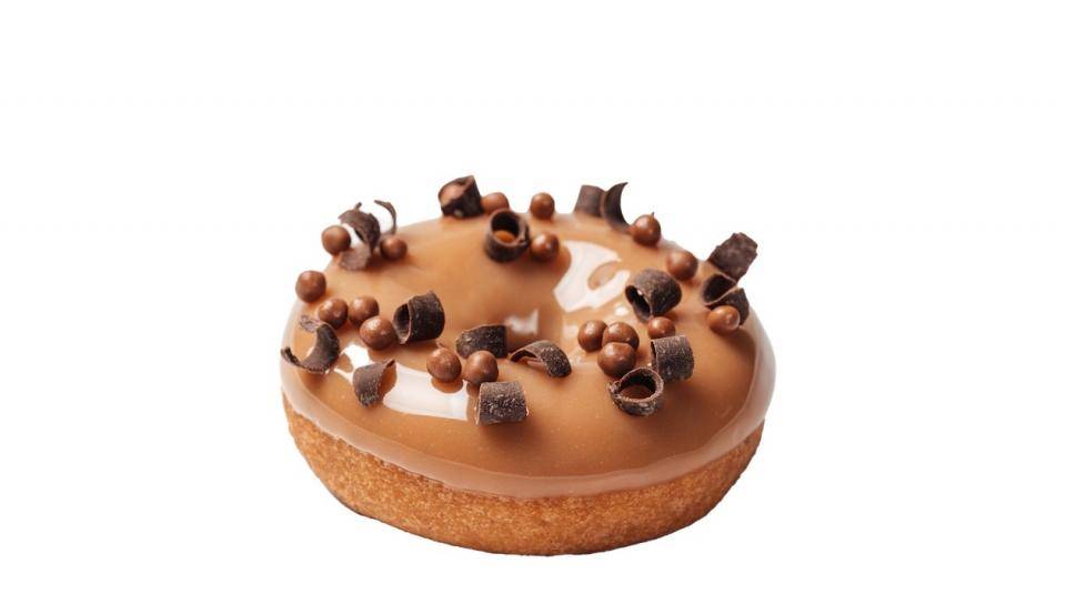 Un donut avec un glaçage au caramel et des Crispearls™.