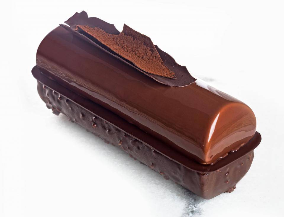 tronco de chocolate com glaçãgem perfeita e uma raspa no topo