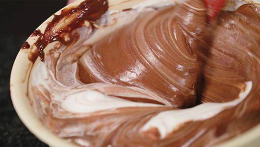 Schokoladenmousse aus Englischer Creme (Vanillesauce) herstellen