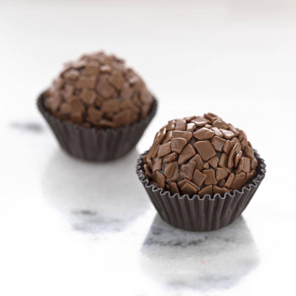 Dois brigadeiros gourmet um na frente do outro