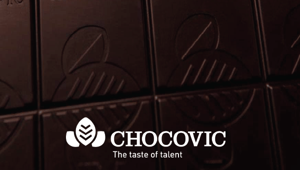 Logo chocovic con fondo de tabletas de chocolate chocovic.