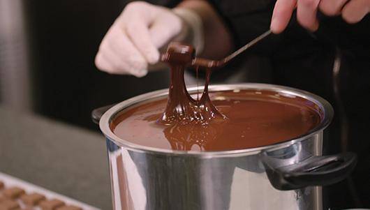 Как глазировать шоколадные изделия ручным погружением
