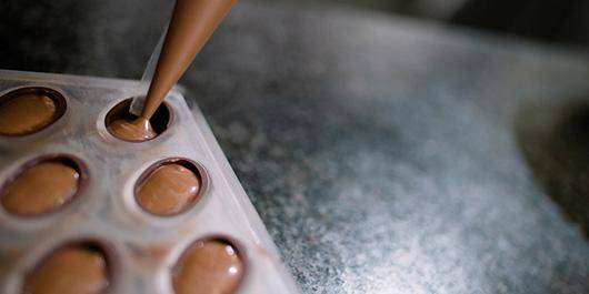 filling-moulded-chocolates