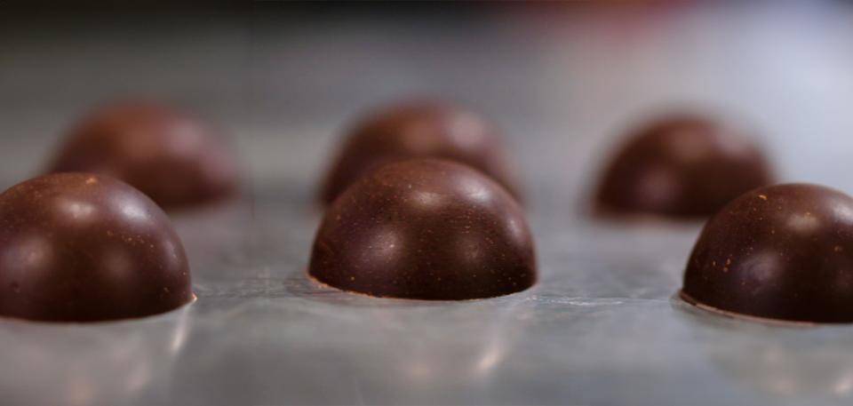 Callebaut: chocolate white grainy texture