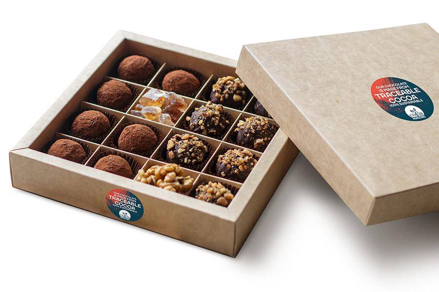Naklejki na pudełka Callebaut pozwalają umieścić informację o czekoladzie wytworzonej ze składników pochodzących ze zrównoważonych upraw na każdym pudełku pralin