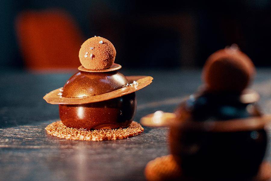 Cremoso de frambuesa sobre Jupiter de chocolate del chef de Callebaut Jurgen Koens