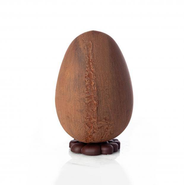 ovo de chocolate amargo em pé e de frente com textura na casca