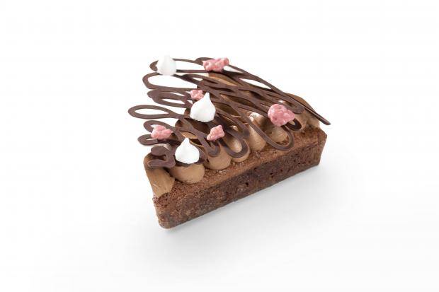 brownie de chocolate belga callebaut com arabescos no topo e meringue drops e ruby biscottino da mona lisa