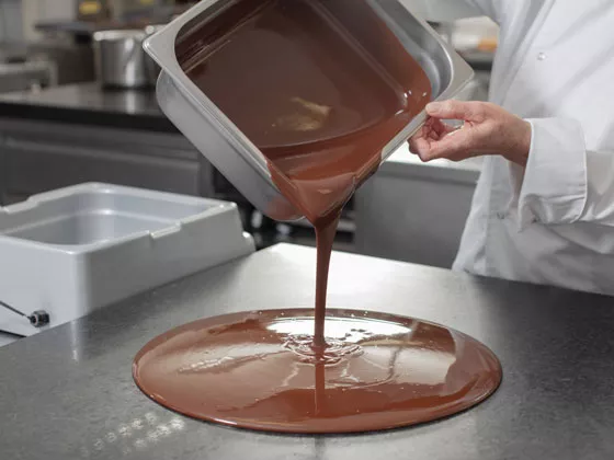 Tempering chocolate: tabliering method