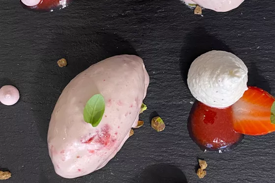 El helado de chocolate ruby y fresa de Callebaut del maestro heladero Ciro Fraddanno