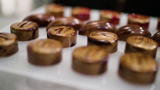 Glaçage – Réalisation d'un glaçage au chocolat avec de la poudre de cacao
