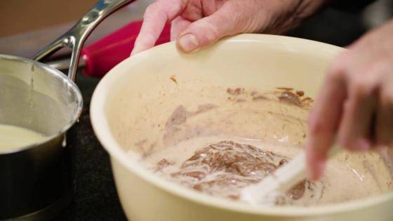Trempage artisanal des chocolats – Préparation de fourrages