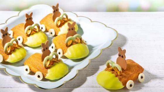 Madeleine cakes with chocolate Easter bunnies and other decorations